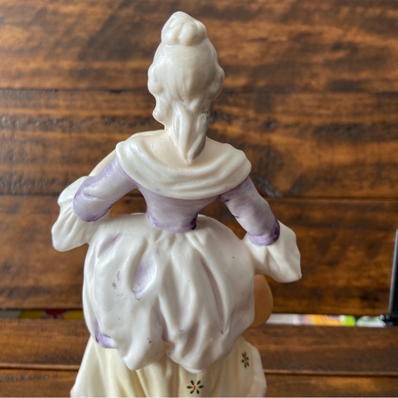 8” Vintage Porcelain Figurine of a Lady with a Fan Figurine - Picture 9 of 13